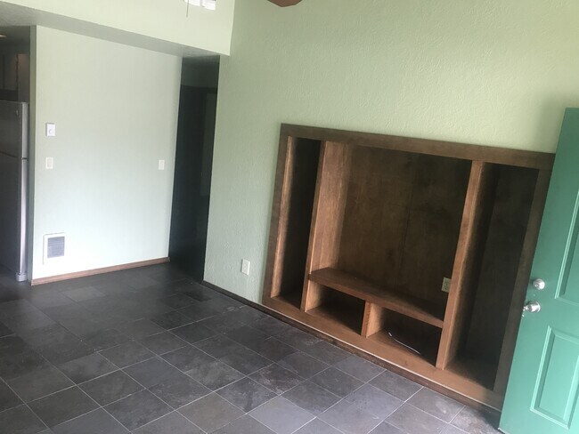Building Photo - Adorable Condo in NE Bend!