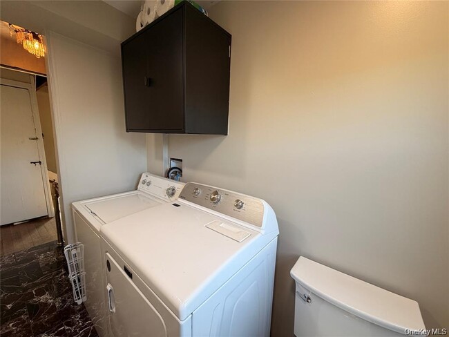 Building Photo - 265 Maybrook Rd