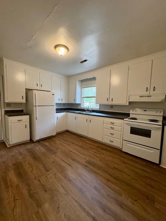 Building Photo - Conveniently Located Two Bedroom Townhome ...