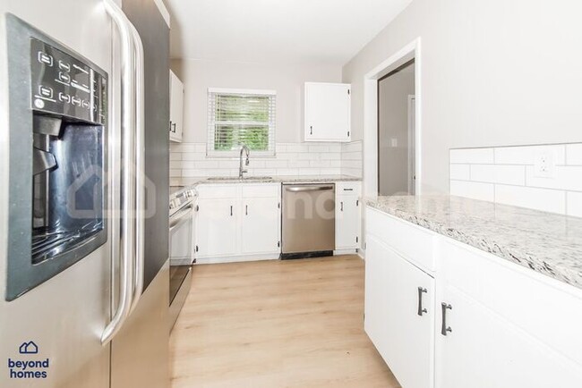 Building Photo - Stunning 4 Bedroom 2 Bathroom Home - Looki...