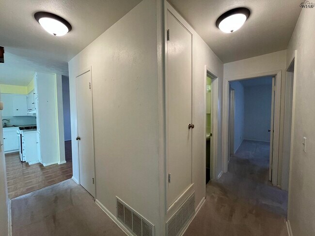 Building Photo - 4723 N Shore Dr