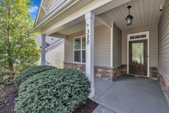 Building Photo - 4 Bedroom Home with 2 Car Garage & Fenced Yard!