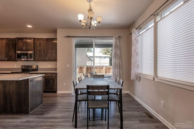Building Photo - Well maintained home in SE Bend with AC!