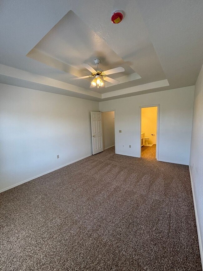 Building Photo - 3br 2.5ba on Surrey Hills Golf Course!!