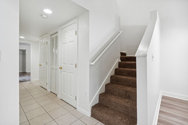Building Photo - Townhome in Woods Edge!
