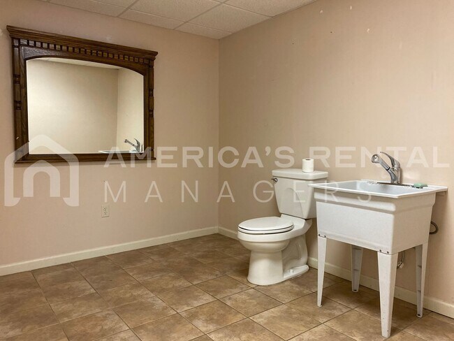 Building Photo - Private Estate Living on Over 3 Acres! Available to view NOW!