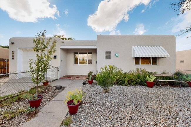 Building Photo - UPTOWN 2/bd 1/ba 1/cg 950/sf