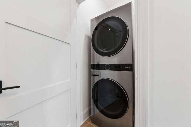 Building Photo - 11 Bourbon St