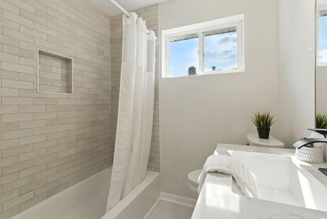 Building Photo - Charming 2-Bed / 1-Bath Ranch in Quiet Col...