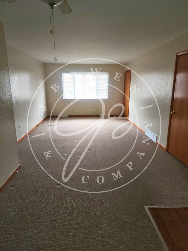 Building Photo - 2 bedroom- Perrysburg School District! Rea...