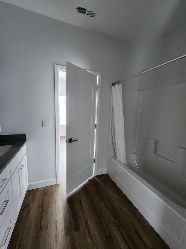 Building Photo - Black Mountain Rental!