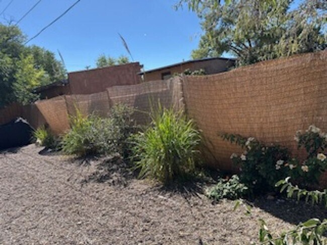 Building Photo - Renovated Santa Fe Home!!
