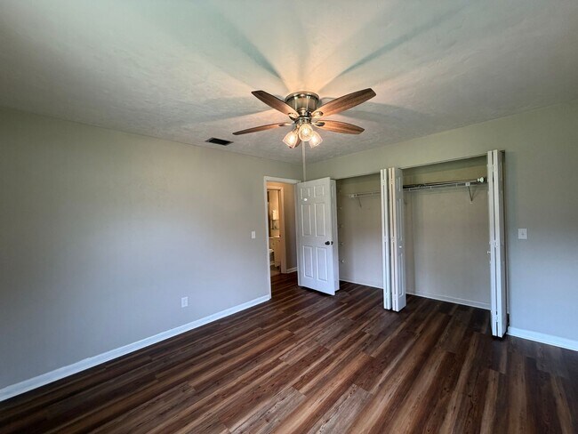 Building Photo - Newly renovated, new painted on large lot - mowing included in rent!