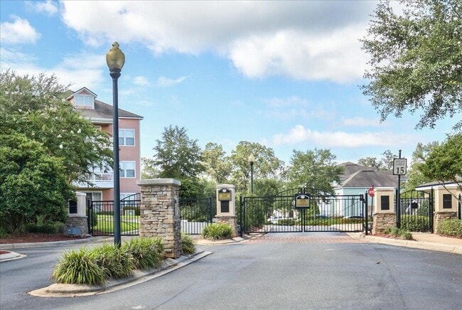 Building Photo - 2801 Chancellorsville Dr