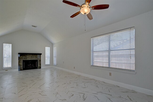 Building Photo - 16015 Surrey Woods Dr