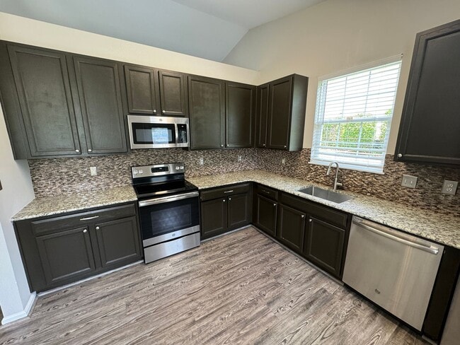 Building Photo - Stunning 3BR/2.5BA w/ Upgrades & Pool Access