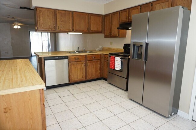 Building Photo - 3/2.5 Townhome on Westside