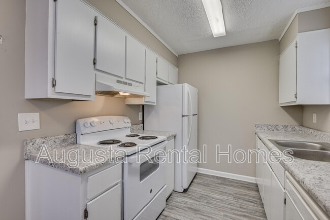 Building Photo - 2573 1/2 Tobacco Road - B