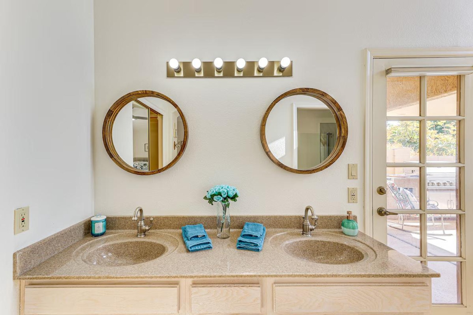 Building Photo - 253 E Vaughn Ave