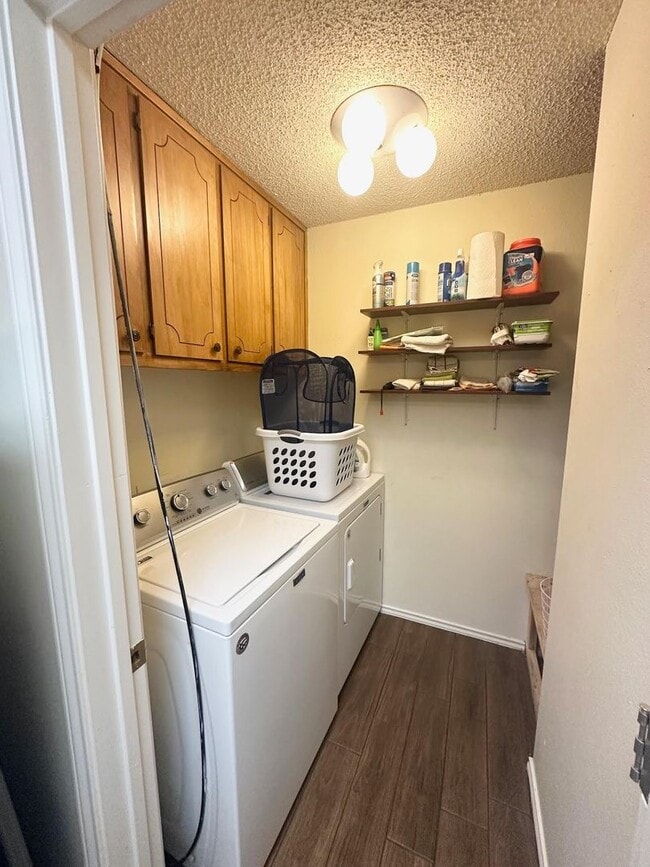 Building Photo - Fully Furnished 2 Bed 2 Bath