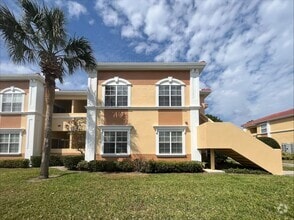 Building Photo - Spacious 2/2 unit becoming available July ...