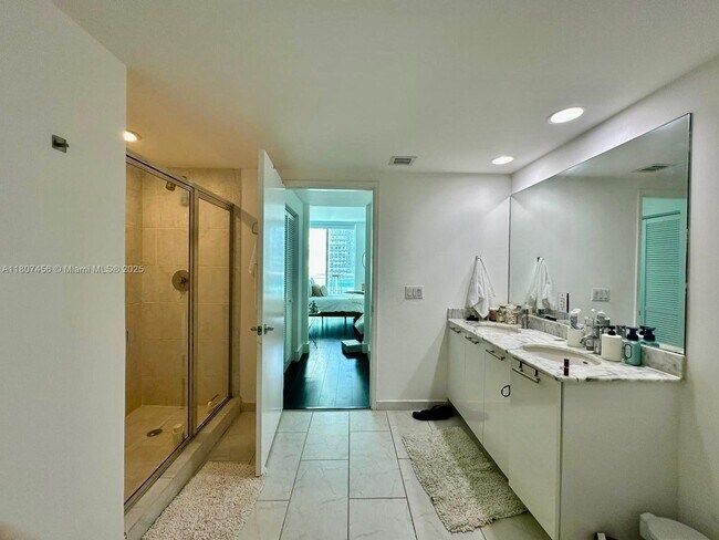 Building Photo - 950 Brickell Bay Dr