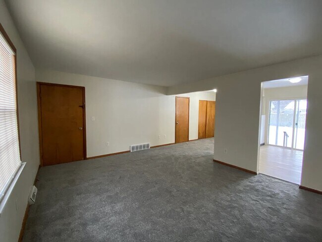 Building Photo - 2-Bedroom Remodeled Unit across from Lake Erie