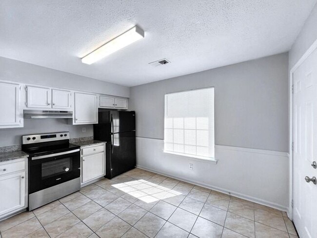 Building Photo - 5880 Waverly Dr