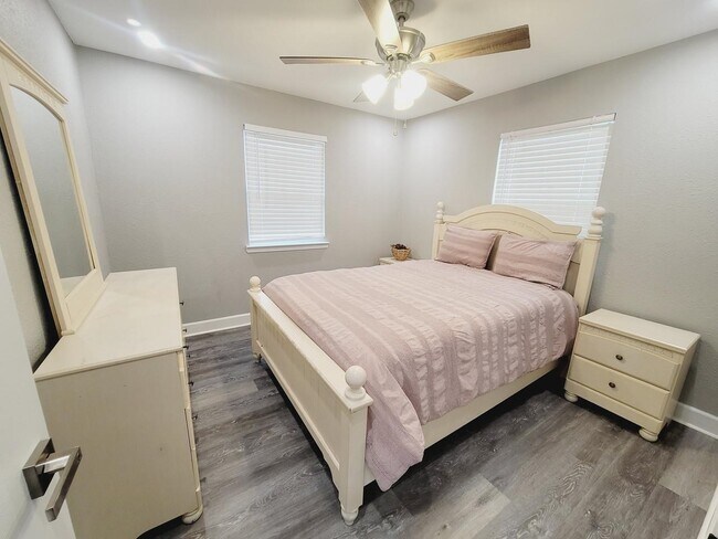 Building Photo - 1906 Karen Ln