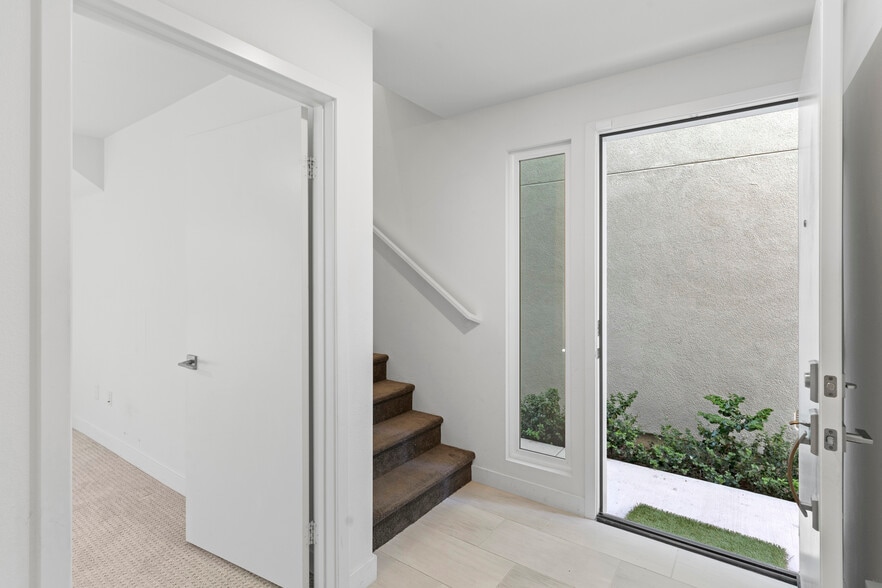 Building Photo - 2700 E Chaucer