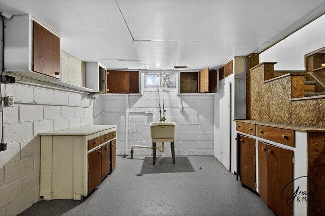 Building Photo - $1300 3 bedrooms