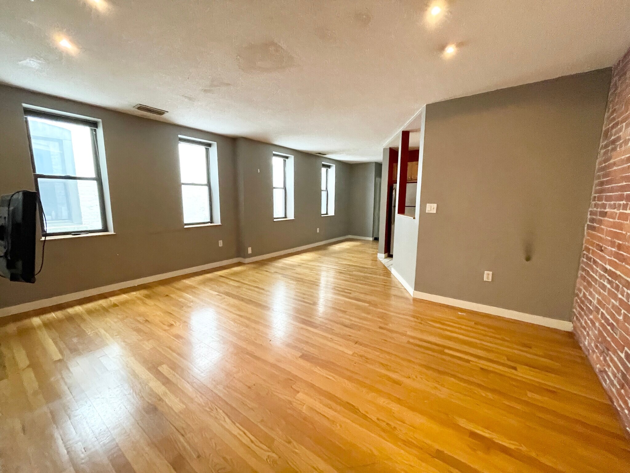 Building Photo - 73 Gainsborough St