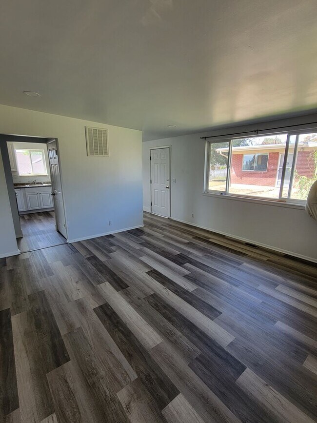 Building Photo - Roy Duplex