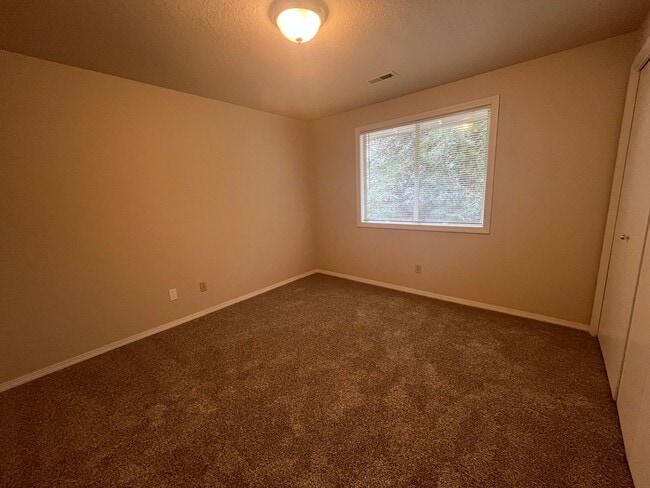 Building Photo - Beautifully Updated West Linn Home Near West Linn High School