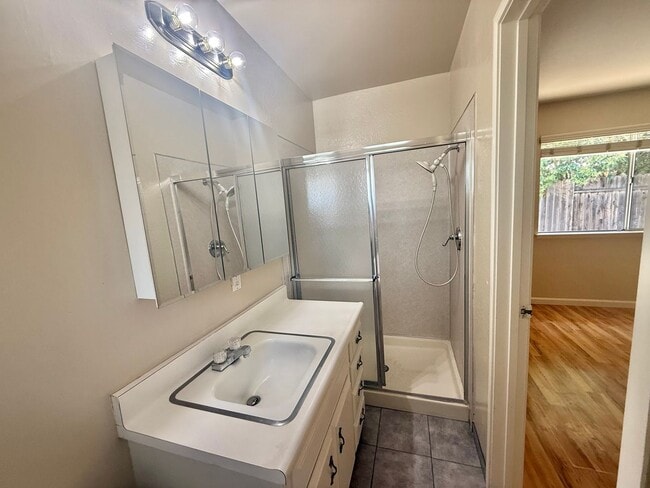 Building Photo - 604 Radcliffe Dr