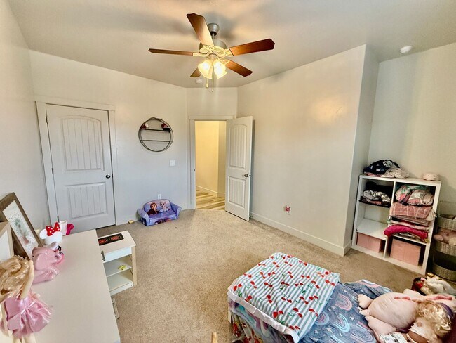 Building Photo - Lovely Pet Friendly 3-BR + Office in Sage Canyon