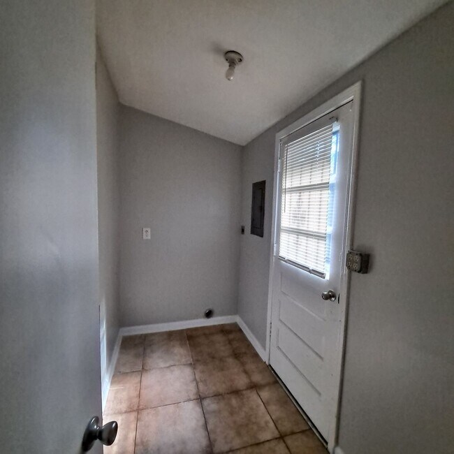 Building Photo - 3408 Clearbrook St