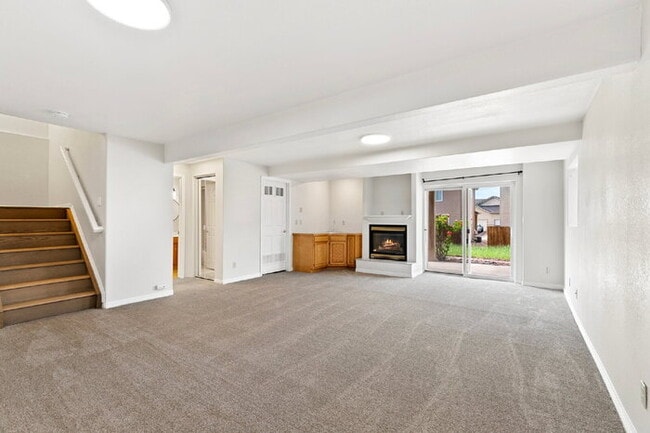 Building Photo - Updated Townhome with Views – Minutes to P...