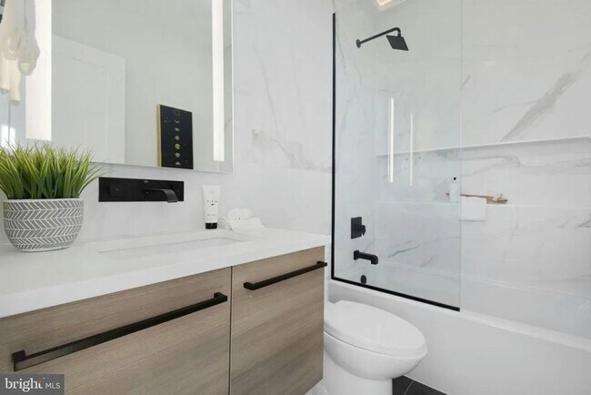 Building Photo - Modern 3BR/3BA Shaw Penthouse with Two Private Decks