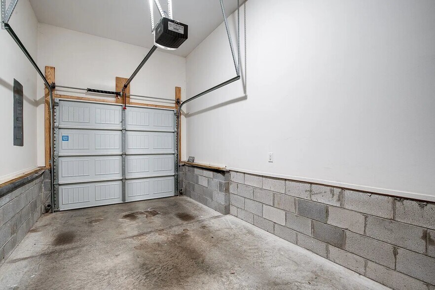 Building Photo - 2426 24th Ave N