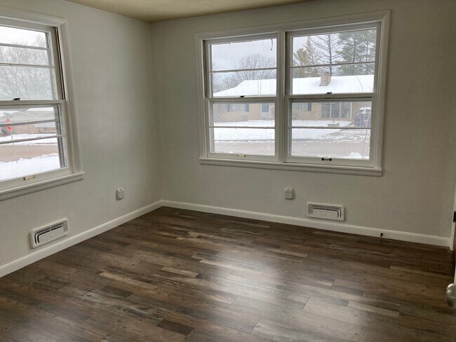 Building Photo - 1560 Grandview Dr