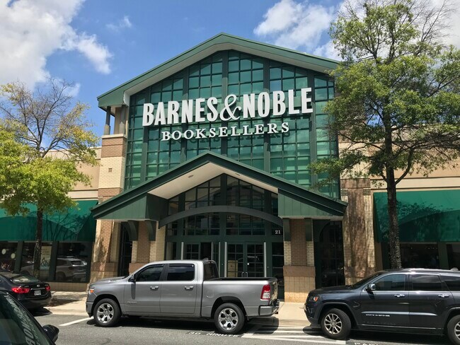 Building Photo - 10018 Vanderbilt Cir