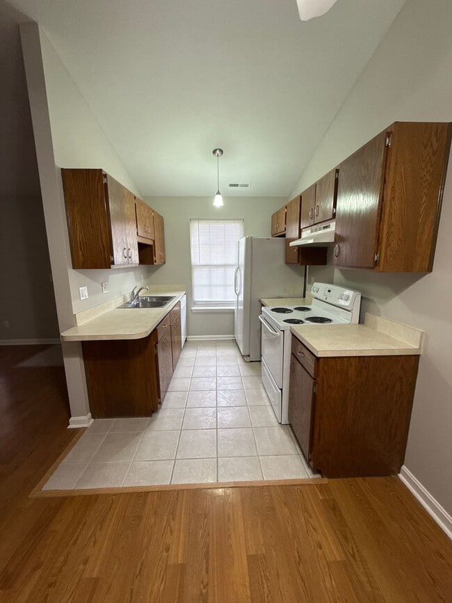 Building Photo - Nice duplex in a convenient location