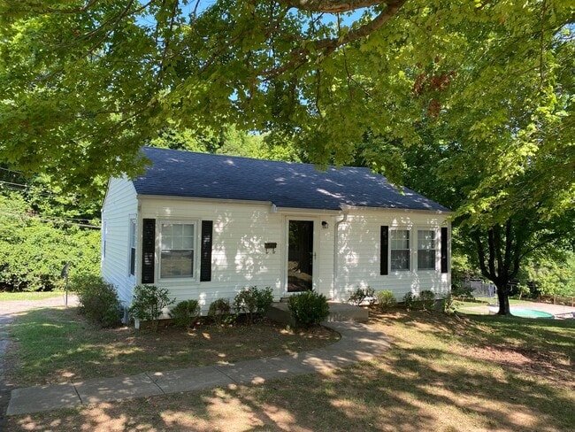 Building Photo - Great location 2 bedroom 1 bath home near APSU and Downtown!
