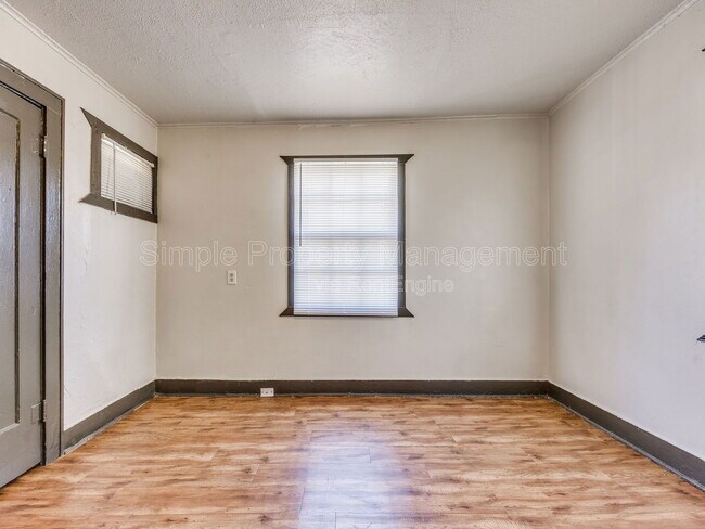 Building Photo - 2357 W Park Pl