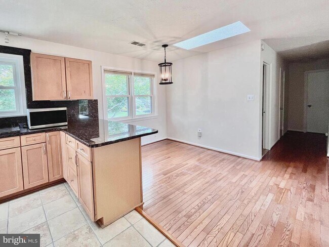 Building Photo - 5350 Ravensworth Rd