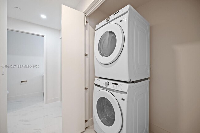 Building Photo - 700 NE 24th St