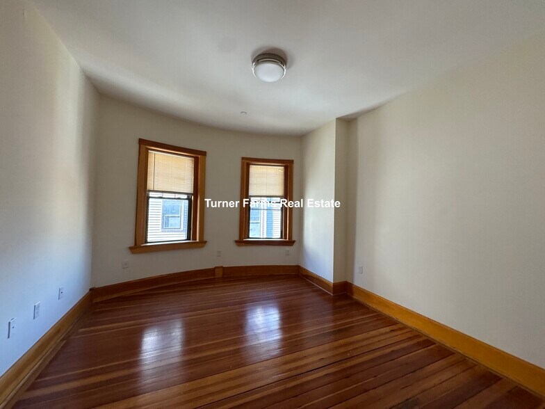 Building Photo - 145 Hillside St