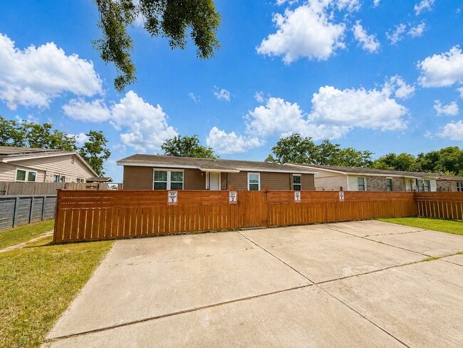 Building Photo - 7 Carol Ct