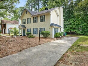 Building Photo - Newly updated cozy 2 bed, 2.5 bath duplex with 2nd floor laundry and a back patio!